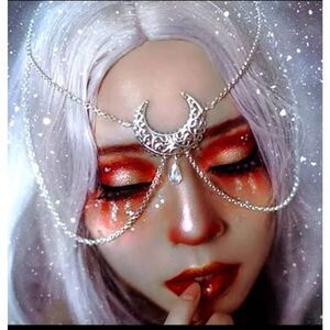 NWOT Silver Tone Moon Head Chain